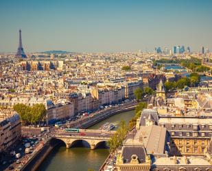 Vue sur la ville de Paris où sont décidés les décrets