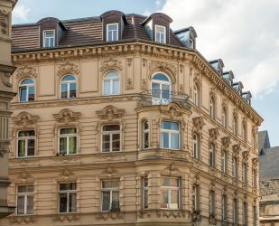 Bâtiment collectif pouvant accueillir une PAC hybride