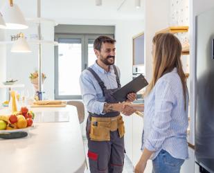 Un professionnel RGE et sa cliente