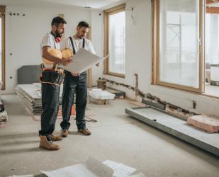 Deux professionnels de la rénovation étudiant des plans