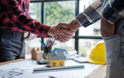 Poignée de mains de professionnels de la rénovation