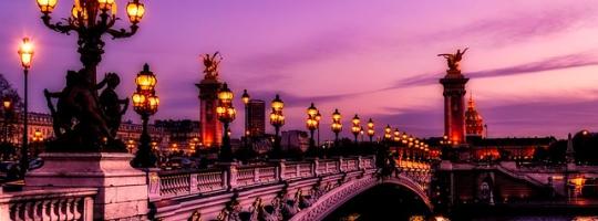 Lumières nocturnes sur un pont parisien